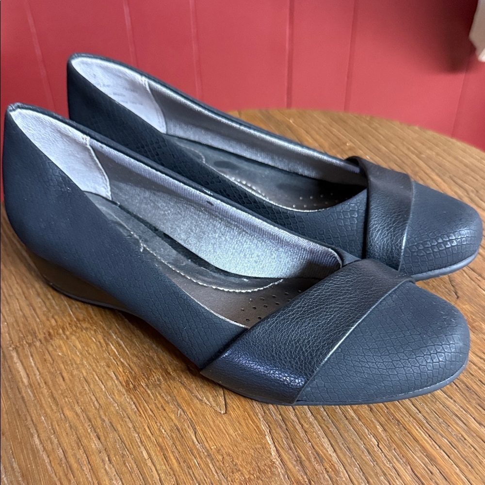 Life Stride Black Textured Flats